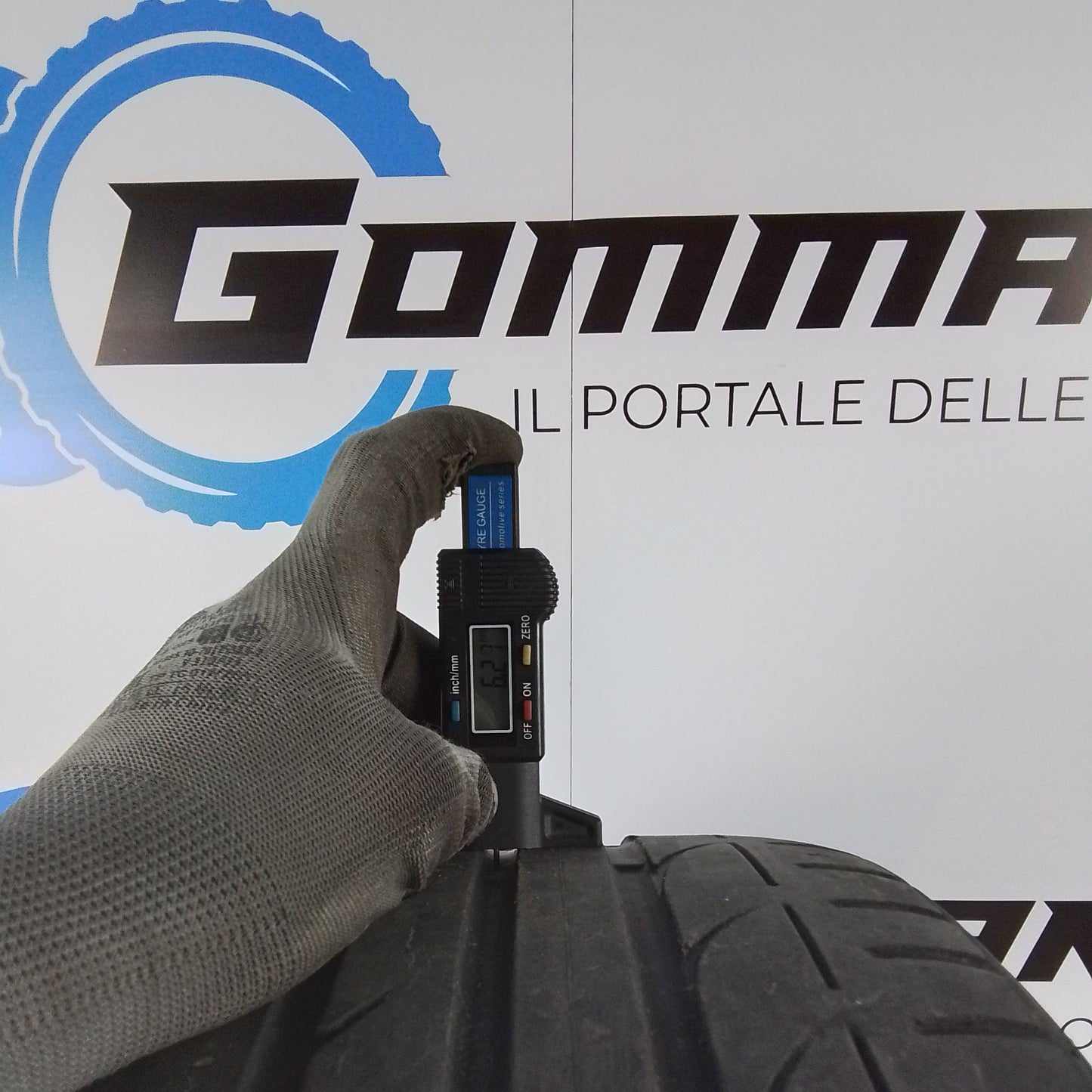 4 Bridgestone 215/40 R17 Potenza RE 050A