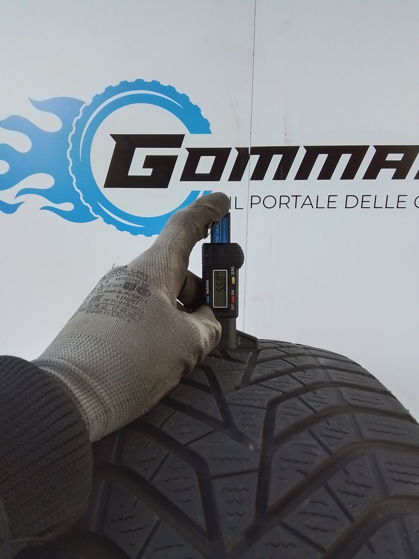 2 Yokohama BluEarth Winter V905 235/60 R16