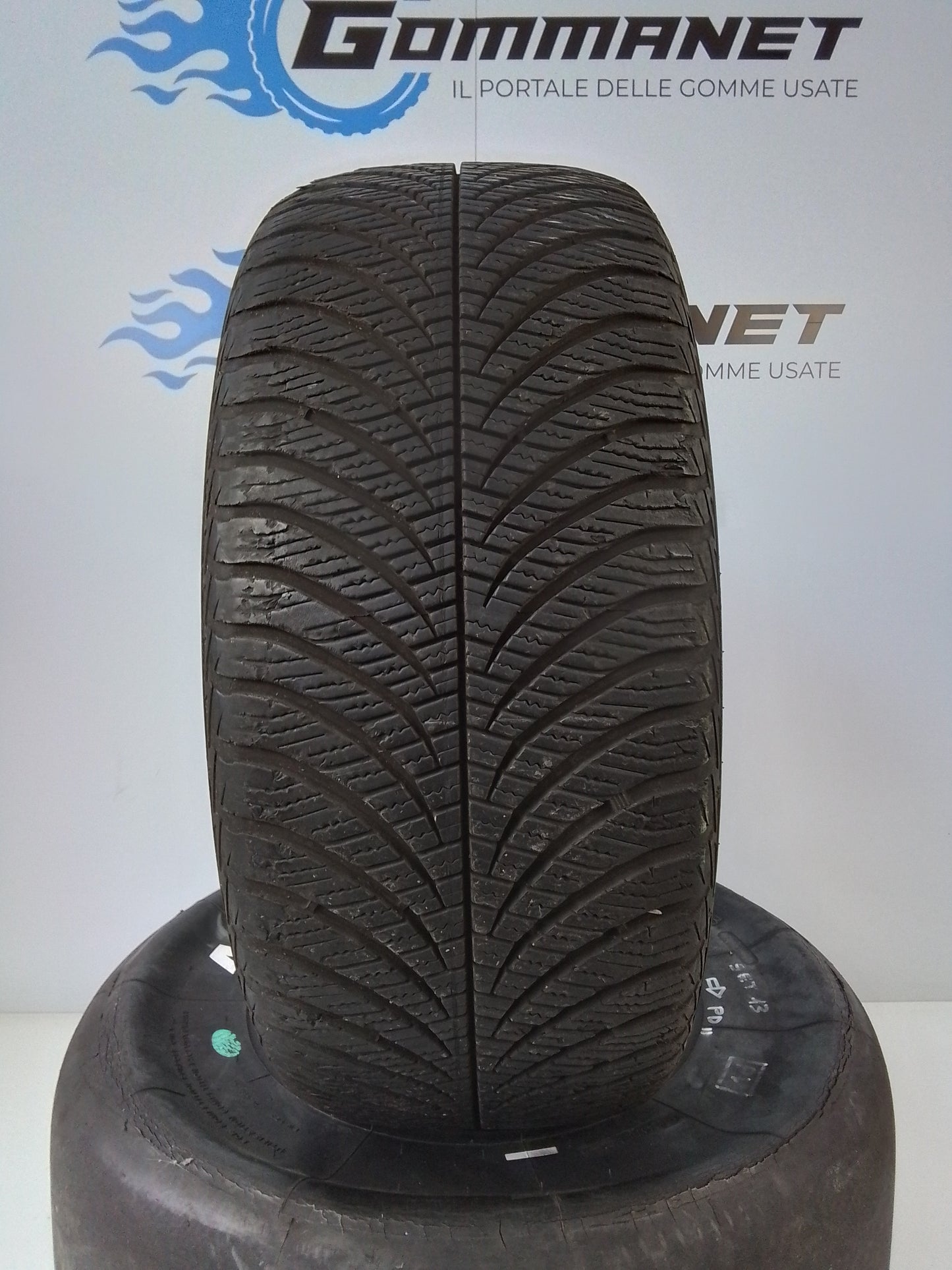 1 Goodyear 4-Season 245 45 18 100Y