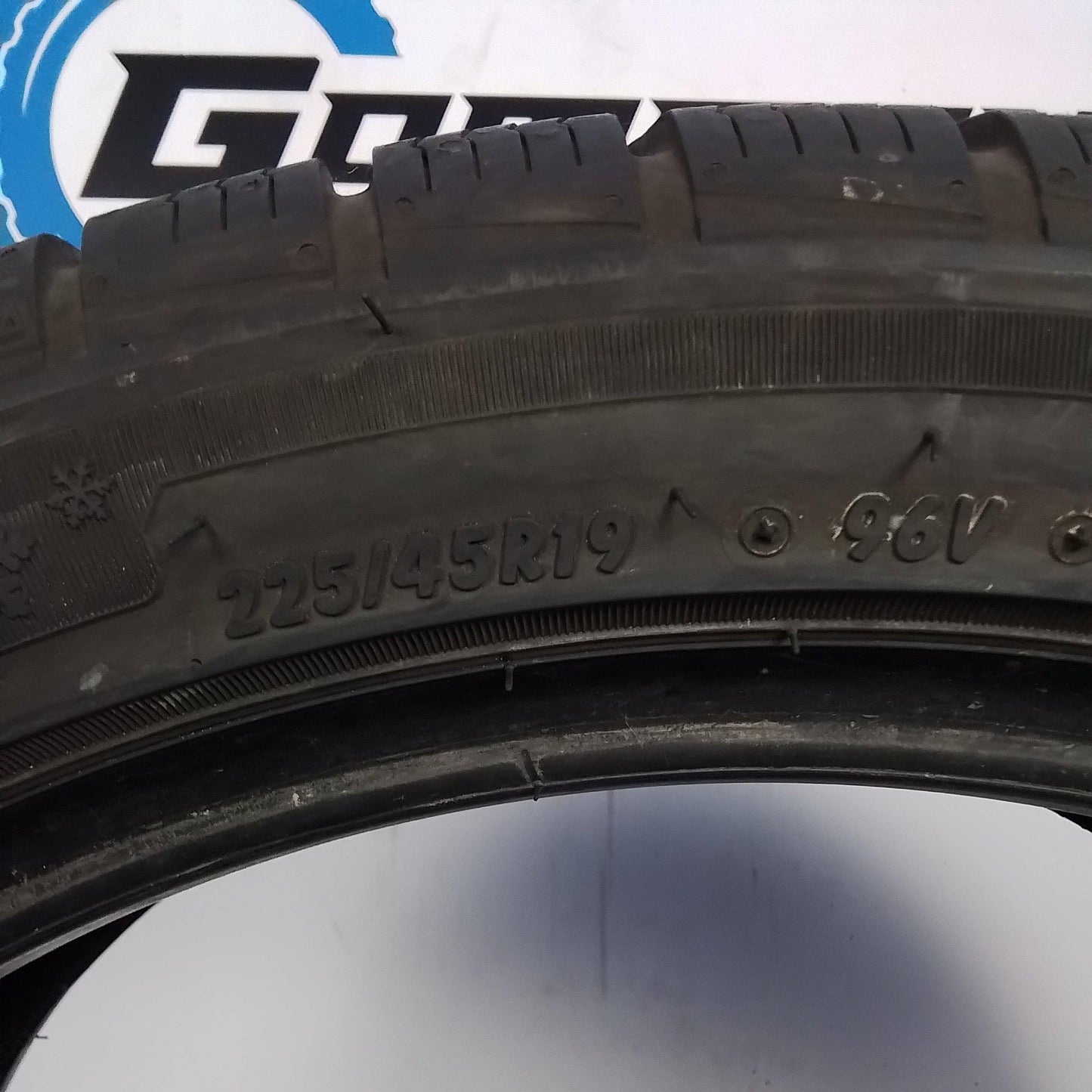 2 Starmaxx 225/45 R19 Incurro Winter W870 M+S Runflat