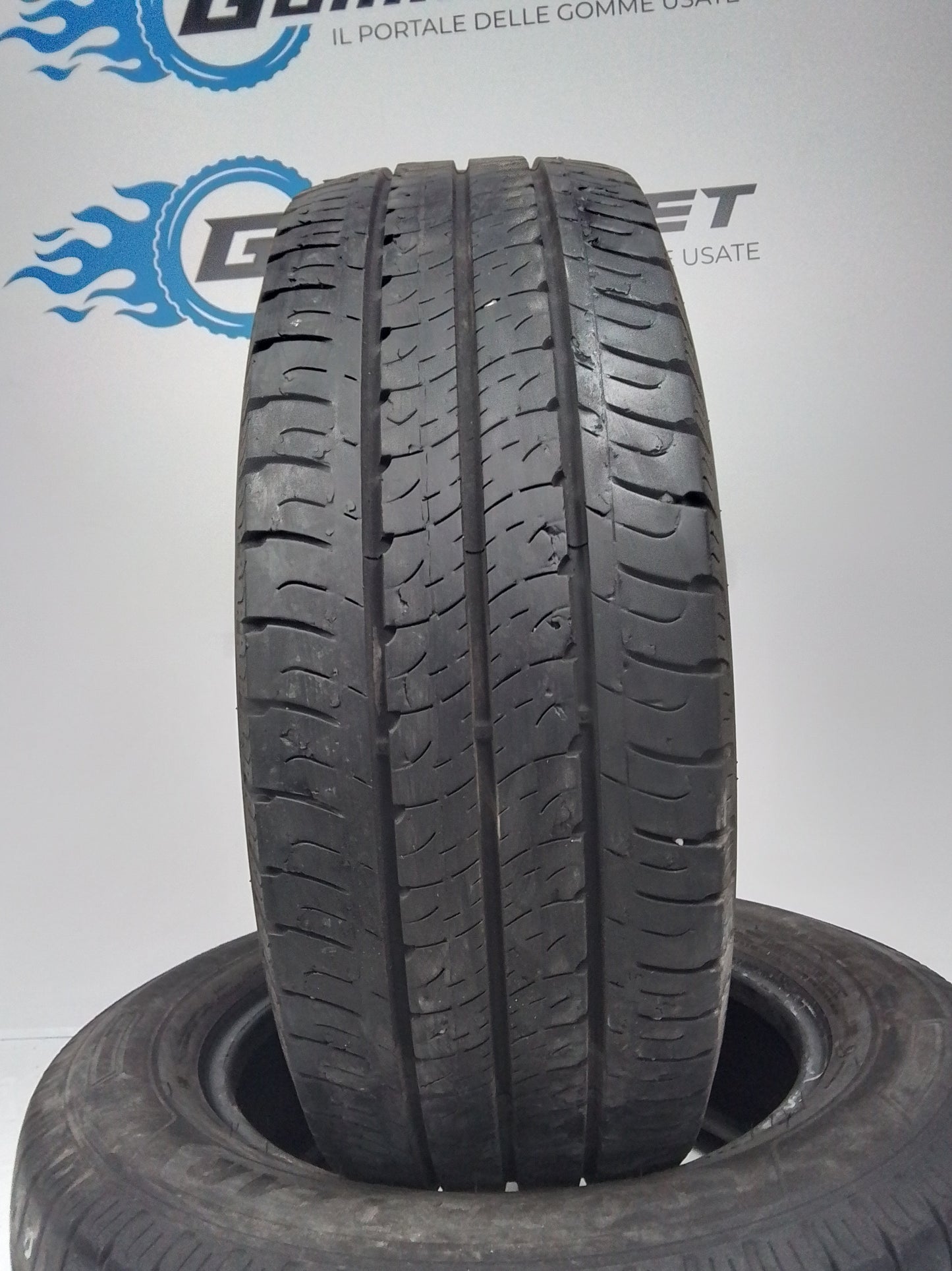 2 Goodyear Efficentgrip Cargo 195 75 16C  107/105R